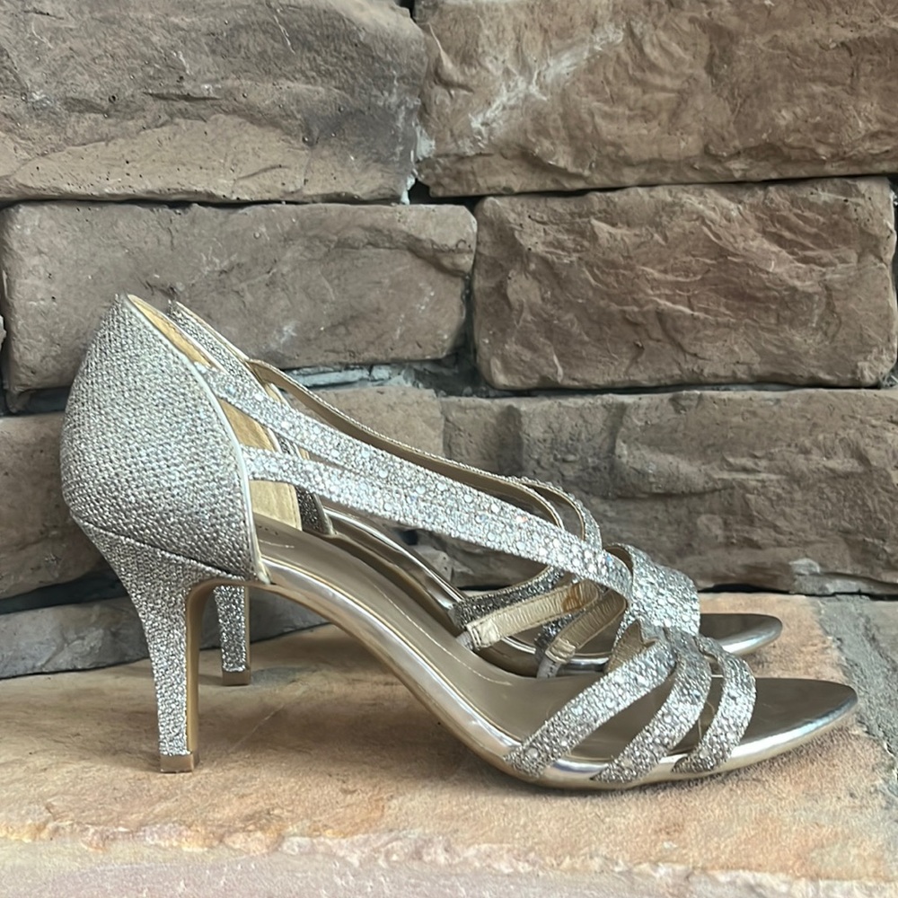 Bandolino Mabbs Silver Rhinestone Metallic Strappy Pumps / SZ 9